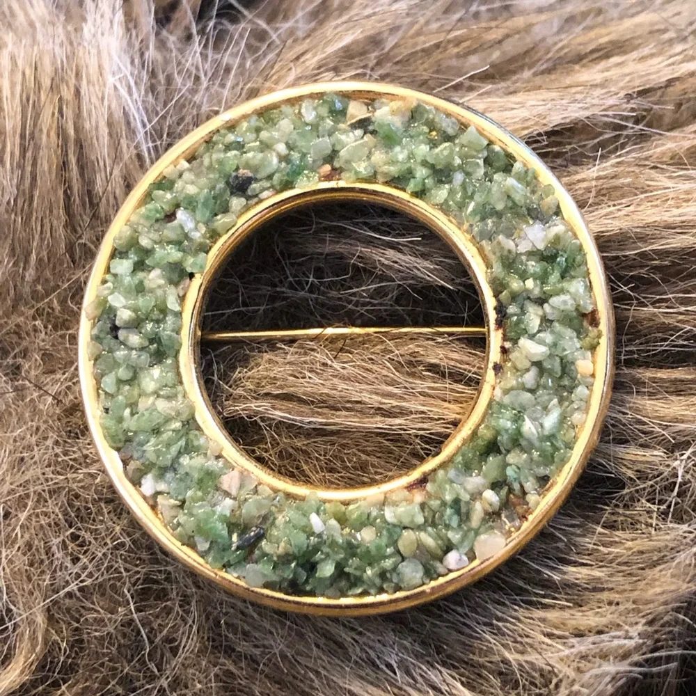 Vintage greenstone chip gold plated wreath brooch